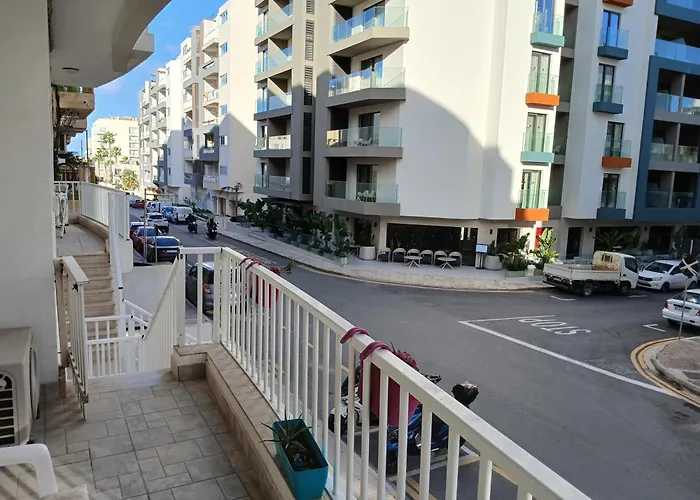 Spacious 3 Bedroom Apt Near The Sea