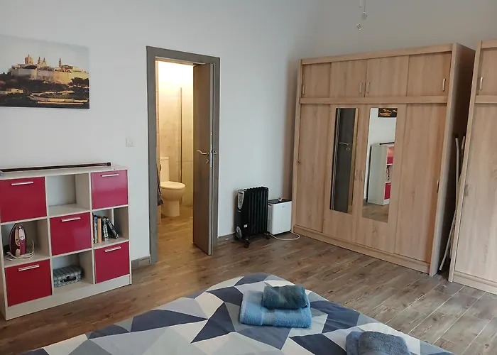 Spacious 3 Bedroom Apt Near The Sea