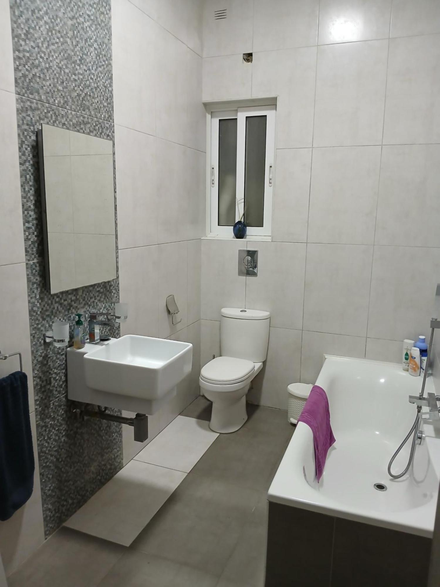 Spacious 3 Bedroom Near The Sea
