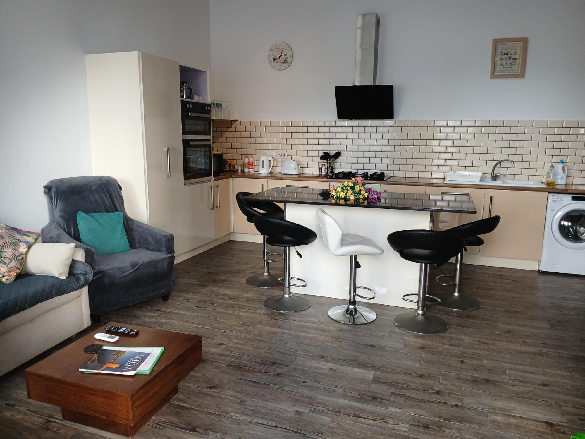 Spacious 3 Bedroom Near The Sea